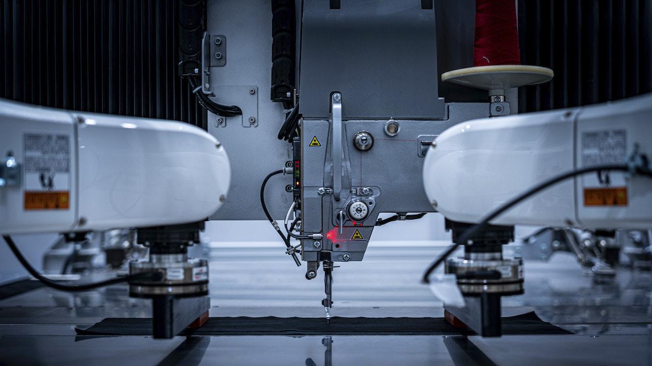 A Fixture-free 2D Robotic Sewing System